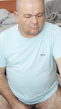 열린 침실 창문 앞에서 장난스럽고 발정난 분위기