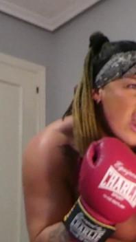 Tesão de vídeo chamada de boxe com um fã