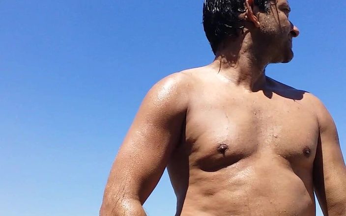 Boy top Amador: adoro la spiaggia per il nudismo