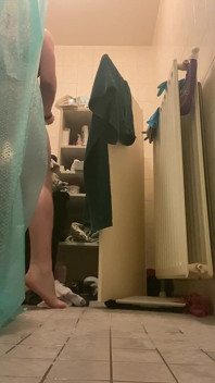男はパンツに小便をし、自分のケツの穴をファックする