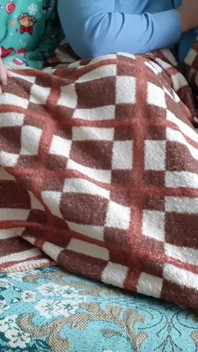 Sora vitregă a iubitei mele m-a masturbat în timp ce noi trei urmăream un serial tv