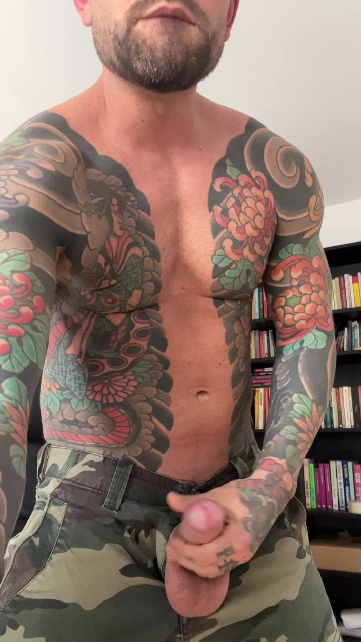 Juan Lucho Gay: Tatoué Et Musclé, Il Jouit Beaucoup