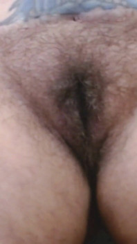 Une MILF sexy se rase la chatte