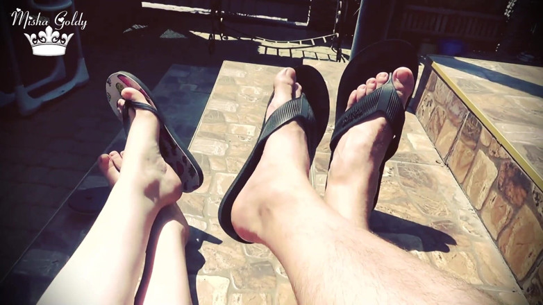 Goddess Misha Goldy: Flip flop dangle di luar dengan Alpha
