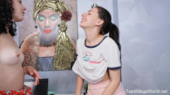 Teen Mega World: Lesbian berkongsi ais krim dan dildo