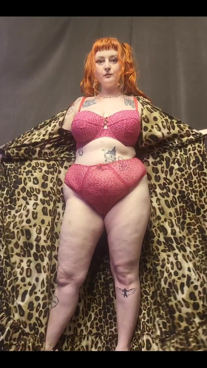 Bunny Royle: Pokazuje ci wszystkie moje seksowne chwiejne chwiejne bity i krzywe