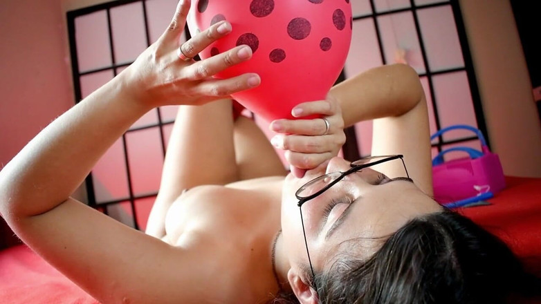 Bunny Looner: Ponytails punčocha a Giant Red Balloon - Bunny Looner [lowres]