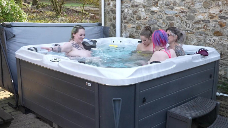 Bambi_beauty1: Girls Hot Tub!
