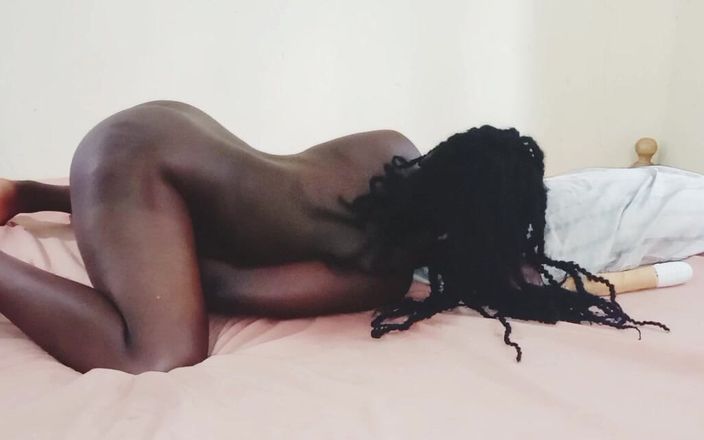 Bad boy studio: 一个非洲黑人女士用假阳具作为玩具自慰