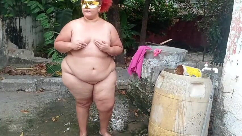 Gordita Culo Rico: パティオでシャワーを浴びる継母の娼婦