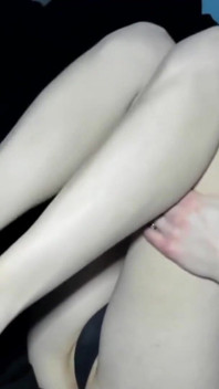 남친이 발을 마사지하고 발로 자위하는 발 페티쉬. 그는 그 발 아래 사정.