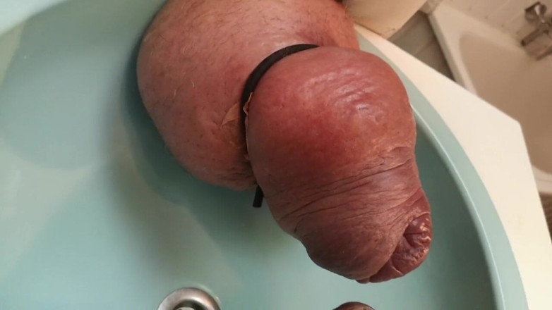 Monster_Meat_: Il pisciare mostruoso è come una fonteina