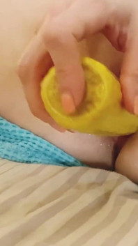 Wanita sange ini lagi asik muasin memeknya sampai orgasme