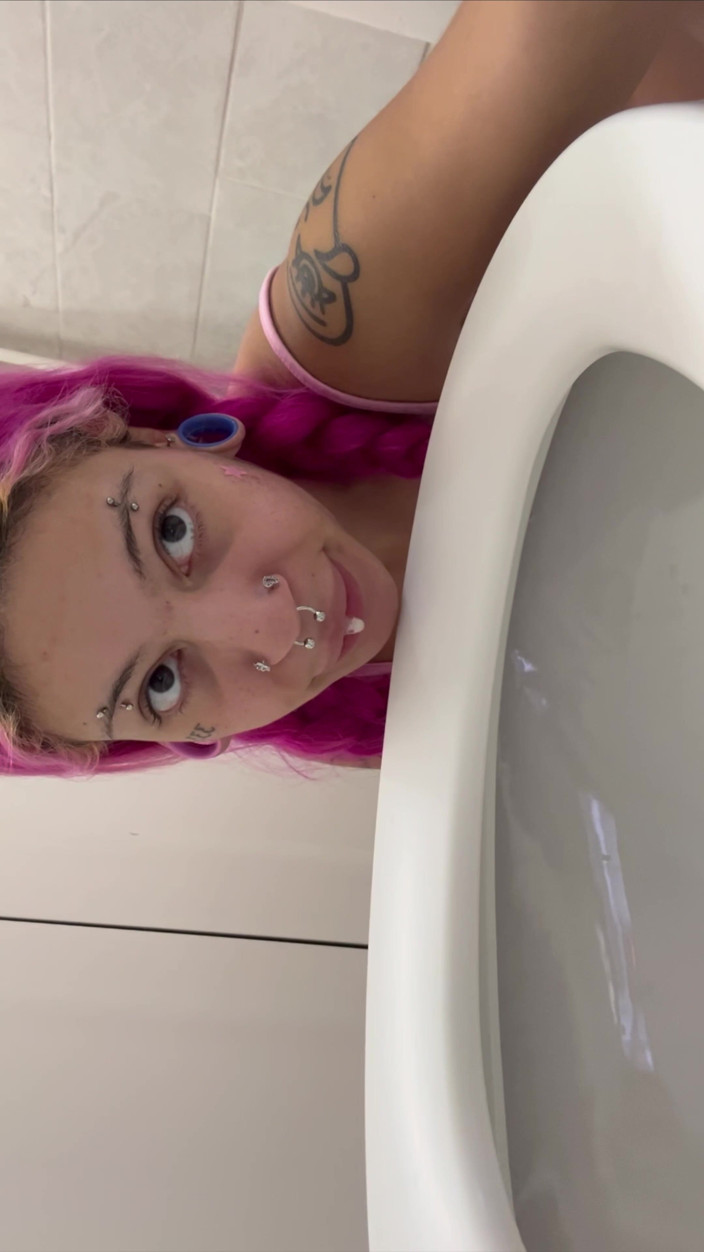 Nali Marie: Strofinando il succo di figa in bagno e poi leccandolo...