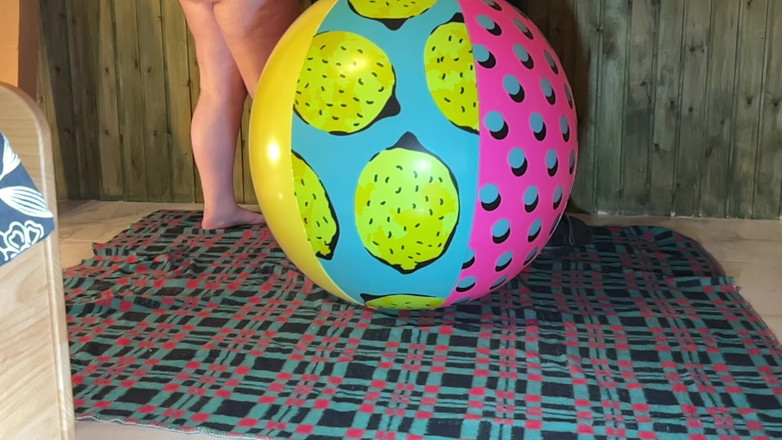 BeachBallsDuo: 200kgの体重で42と48の巨大なビーチボールが押しつぶされていました!