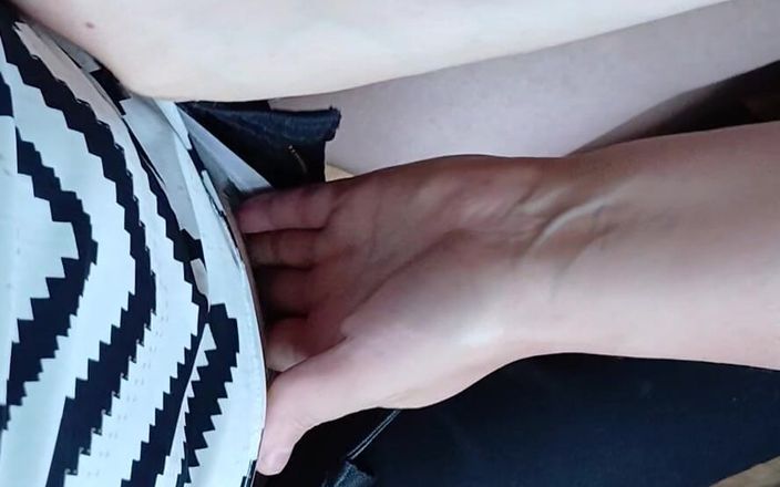 Lesbian-candys: 姉と妹はキッチンでお互いに自慰行為をし、すぐに絶頂します