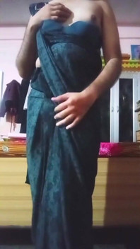 Indický Gay Crossdresser Spodní Lisování a Hraní Se Svými Velkými Prsy V Černé Sárí, Skutečný Domácí XXX Sex
