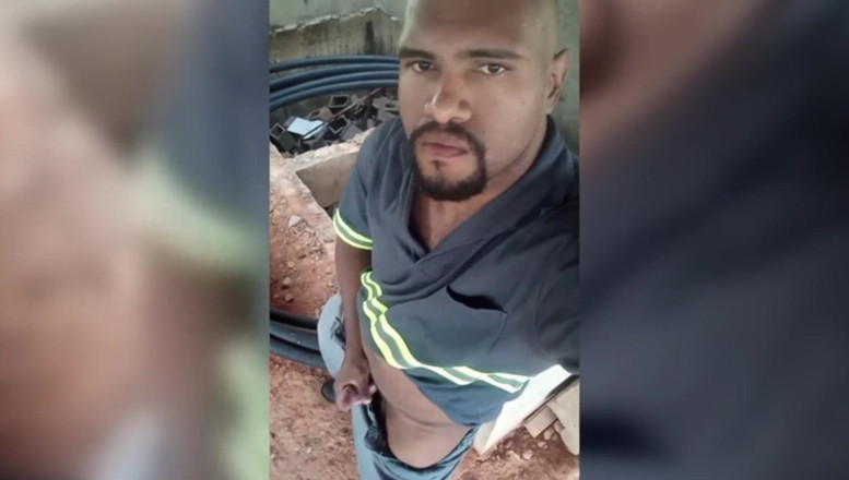 TheBlacKHunterr: Masturbándose escondida en el trabajo