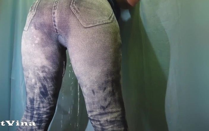 Wet Vina: 大きなセクシーなお尻とジーンズパンツでおしっこ