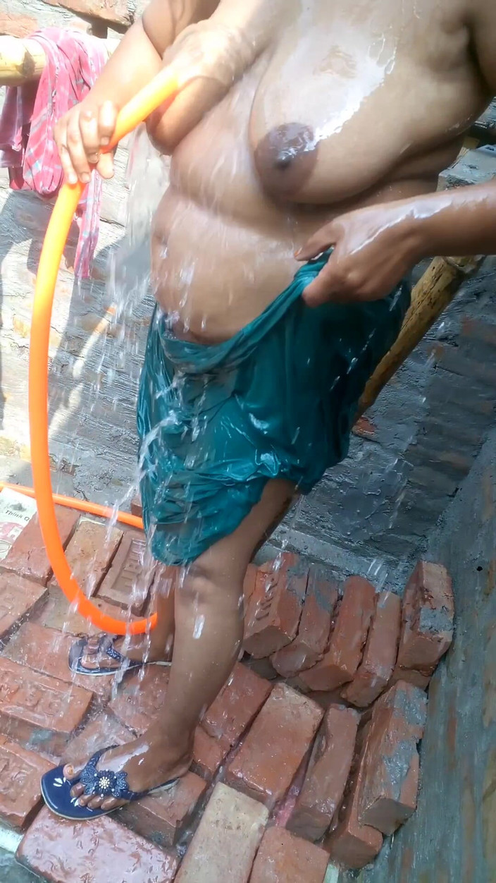 Sadia vabi: Sadia是一个非常性感的女孩展示他的阴户