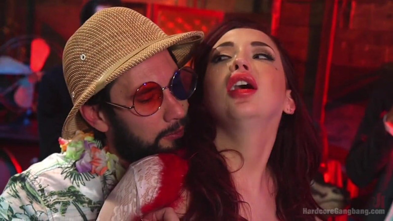 Hardcore Gangbang by Kink: Çok güzel turta! Bir ikiz parodisi ile topluca sikişiyor