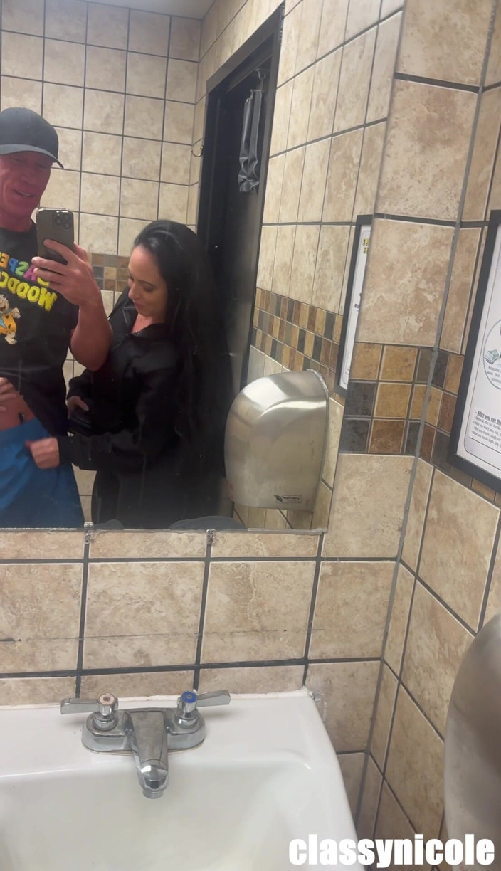 Classy Nicole: Waffle house pov đụ trong phòng tắm công cộng với jasper...
