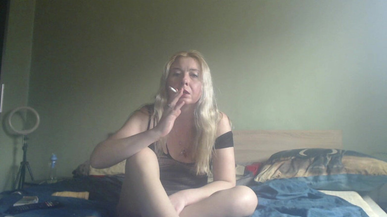 sunshinegoddes: Sexy žena v domácnosti šuká dildo v síťovaných tělech.
