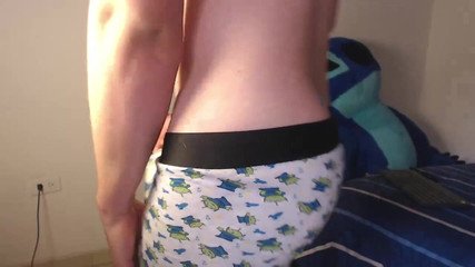 Icyhot707: Saya masturbasi dan menunjukkan pantat saya ke kamera