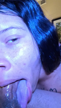Redd ha un grosso cazzo che succhia le labbra e ingoia il mio carico