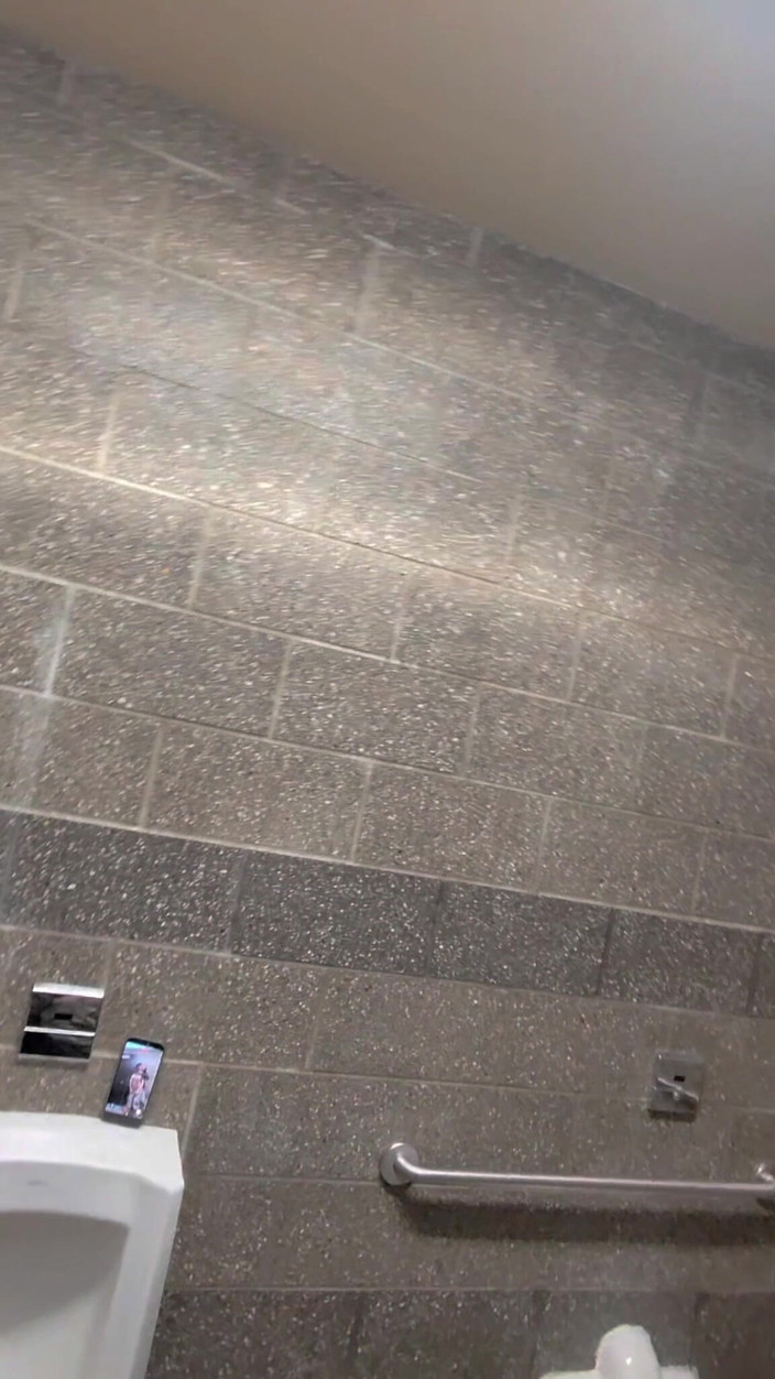 Mya Lane: Żona zakrada się do toalety stacji benzynowej, aby się pieprzyć