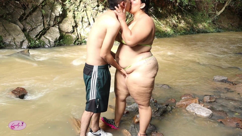 Lexly_16: Cowok ini crot di dalam memekku di luar ruangan