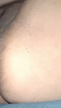 털이 무성한 분홍색 뚱뚱한 보지를 두드리는 흑인 대물 자지 오르가즘