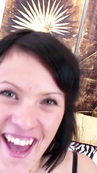 Tonåring knullas till orgasm av en främling på semester