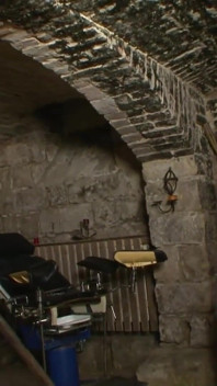 Gagica este distrusă de un cuplu dominator