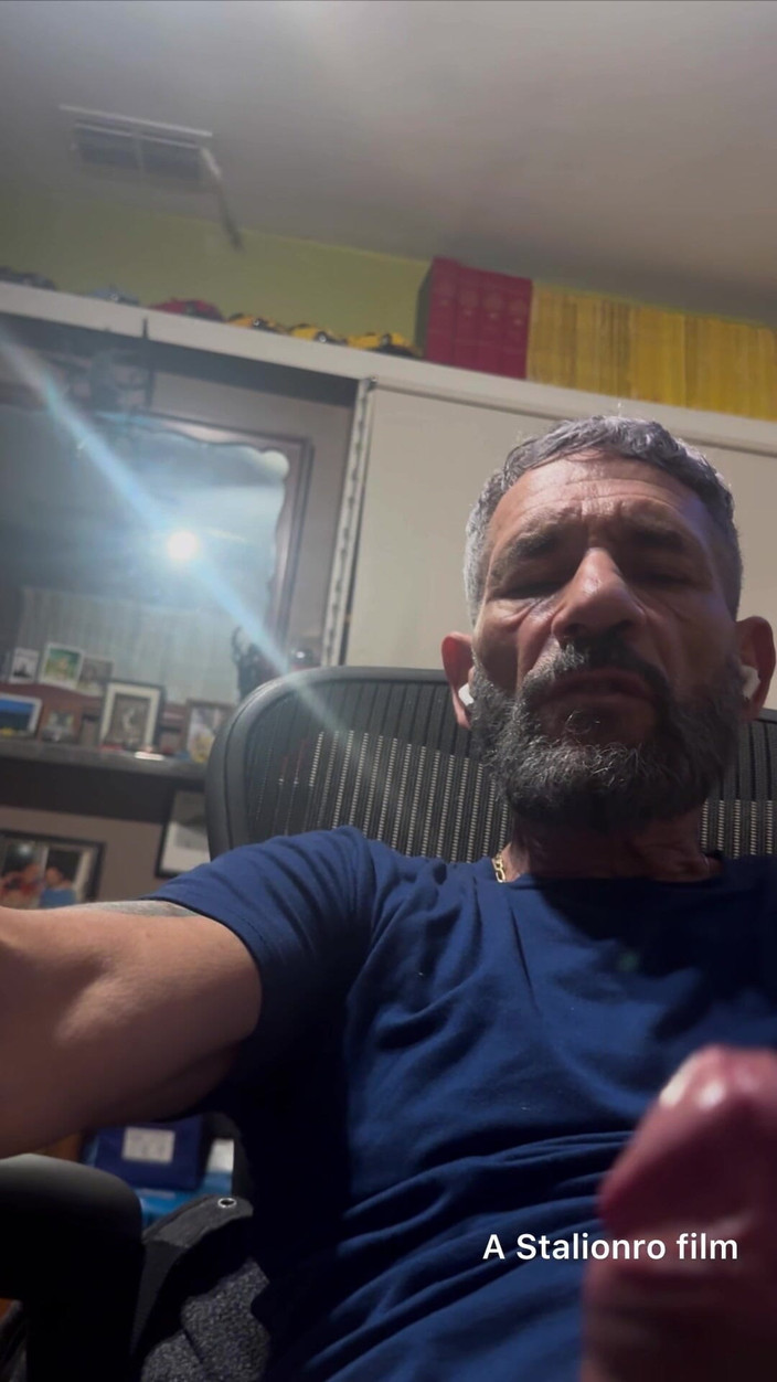 Stalionro: Aku lagi asik ngocok kontolku sampai aku crot banyak banget!