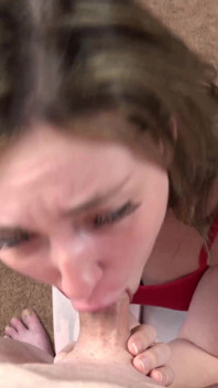 Katie kinz menggoda logan dan nyepong kontolnya