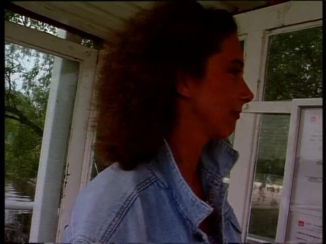 Lucky Cooch: Morena vintage dando una entrevista al aire libre