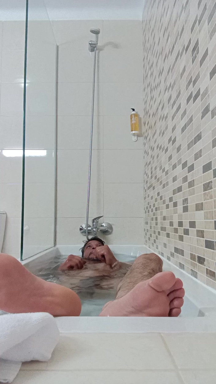 Boy top Amador: I Went to Take a Shower and Made a Video...