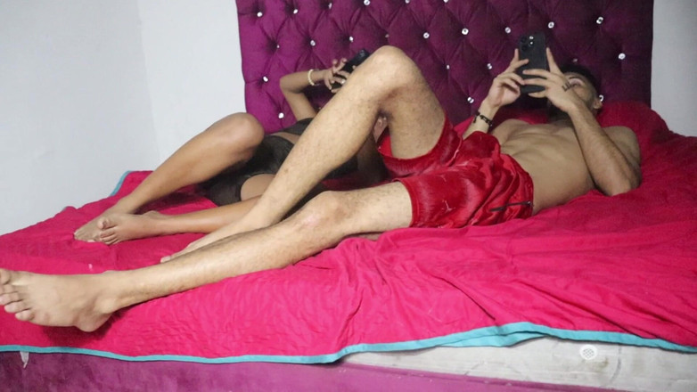 Perlahot69: Mi hermanastra estaba en mi habitación mirando su teléfono celular...