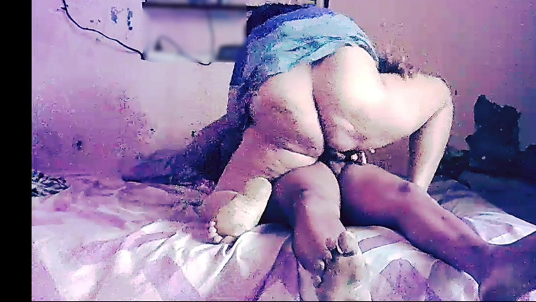 Black & white desicat: 大きなお尻のデシの妻がサリー姿でチンコをしゃぶり、指で胸を舐められ、乗ってチンコに乗っているセックス