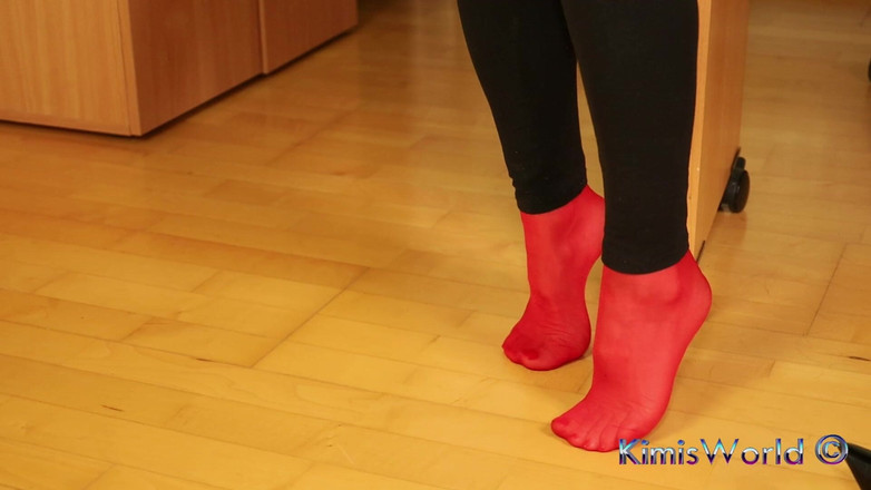 KimisWorld: Červené punčochy &amp; Stiletto footplay Pod legíny