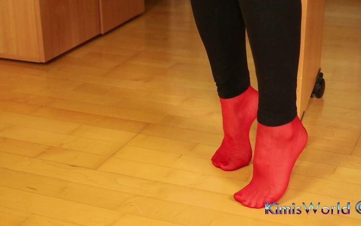 KimisWorld: Červené punčochy &amp; Stiletto footplay Pod legíny