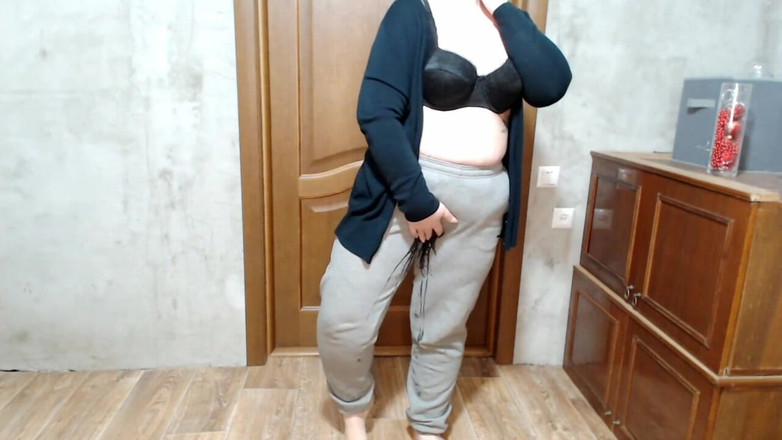 OurFetishLife: 당신을 위해 바지를 오줌 싸는 매력적인 시어머니