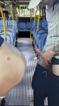 Atenção! Este Pervertido Penetra Garotas No Ônibus Por Trás!!!
