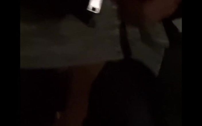 kinkygaynudist: La mia prima "dick out" passeggiata in pubblico