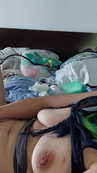 오르가즘을 느끼는 핫한 와이프 젖탱이를 가지고 노는 여자