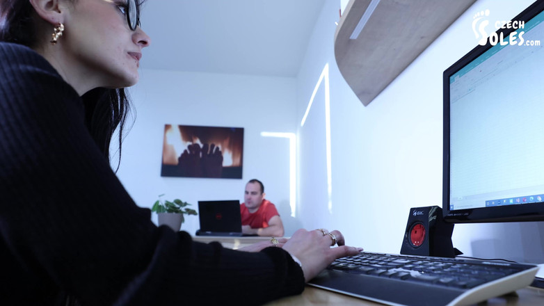 Czech Soles - foot fetish content: Büro-fußanbetung mit sexy Anitas strumpfhosen und High Heels