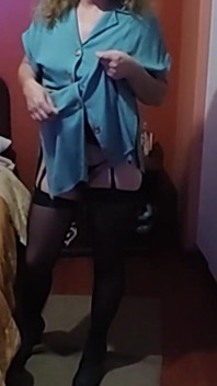 Vin acasă de la locul de muncă excitată și mă expun în fața soțului servitoarei, trebuie să mă fut