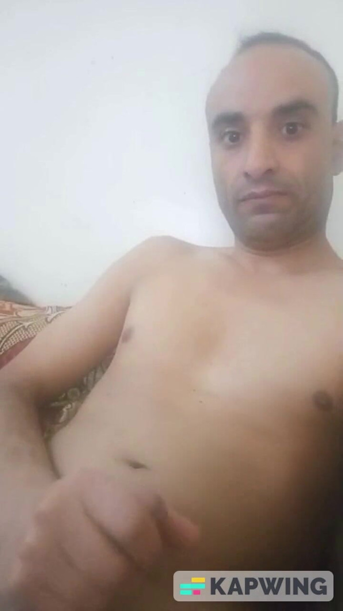 Mohammed Omar Mohammed Azzan: Sexy čůrák se snaží masturbovat