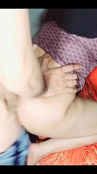 Nokrani straffade grov anal hård sex genom att få stor kuk av ägaren i stor röv, Desi hindi doggystyle grov anal